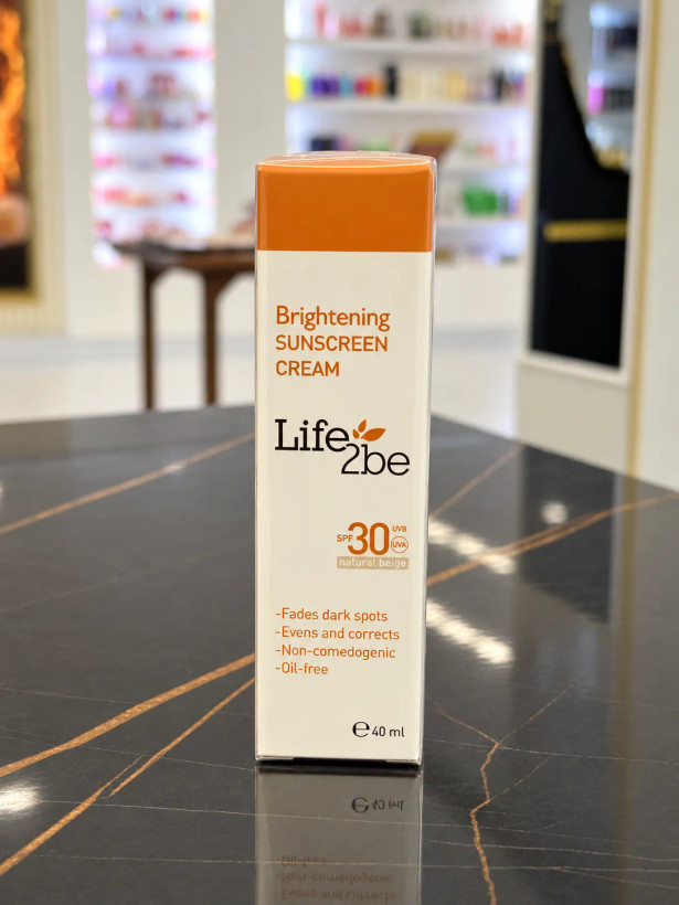 کرم ضدآفتاب روشنکننده رنگی لایف توبی مدل SPF 30
